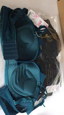 非常棒款式又比较特别的胸围，很有设置感，穿着舒适，很适合小胸的MM。绿色是从来没买过的颜色，收到实物感觉没让我失望。洗过了，不脱色不变形。