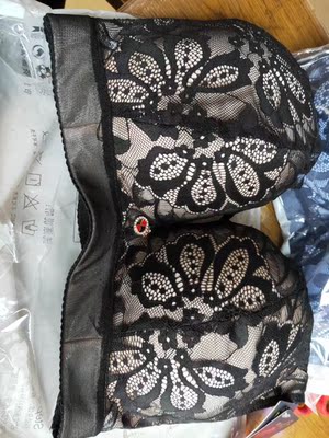 买了两个，很喜欢，很少能买到这么合适的，人胖胸又大，胸衣很适合不说，做工也非常棒，没有线头什么的，还很漂亮呢