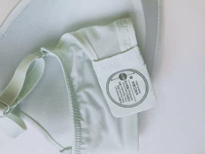 超级舒服!超级有型!超级棒啊!和之前买的日本的一款一毛一样!那款曾经是我心头最爱啊,穿着超级舒服,完全零负担,没想到这款也是表现超级优秀!而且小胸也有型了,这个价位买到这样的品质真的是非常惊喜 超级舒服!超级有型!超级棒啊!和之前买的日本的一款一毛一样!那款曾经是我心头最爱啊,穿着超级舒服,完全零负担,没想到这款也是表现超级优秀!而且小胸也有型了,这个价位买到这样的品质真的是非常惊喜