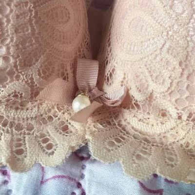 喜欢这个牌子的，穿着舒服，服帖还聚拢，这次这个肩带是防滑设计的，特别像我这种小胸还有赘肉的人，穿什么都不好看，这个内衣真是没话说，把肉肉都调到胸部去，长久穿戴还能调整胸型 ，以后都买调整型 的内衣了，产品质量好，穿出的效果非常好，只是在付款时操作问题没用到优惠券有点遗憾，店家服务热情，解说耐心，还给我退差价，太有爱了，发货及时。物流快，送货上门。满分好评！以后就买玫瑰柏拉图这个品牌了。