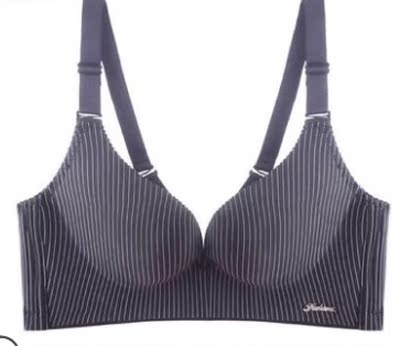 是盒子包装的。里面有独立的袋子包装，商品也很满意，摸上去手感很好，面料质感不错，挺柔软的，罩杯薄厚适中，试穿效果不错，有聚拢效果，胸型很美，内衣穿上很舒服，也没有气味，尺码合适，穿上不勒，以后有需要还会光顾的哦。穿上肩膀没有太大的压力感，包裹性也还不错的，也不紧绷，特别适合，这款内衣总体很满意，相比我买的其他的很满意，推荐哦