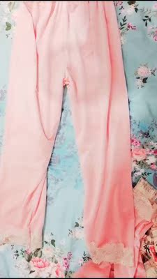 睡衣收到真是非常满意，穿身上非常舒服，颜色无色差，喜欢，老公说我穿着好看，洗了没有褪色，晚上就迫不及待穿上啦！喜欢这个款式，而且三件套，价格合适，喜欢的可以入手了，样式新颖，天气冷了，正好可以穿了！物超所值啊，面料特舒服，我是穿了才来评价的哦，确实不错，很喜欢