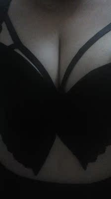 包装很好，高端大气上档次，很喜欢，料子很舒服，上身也很舒服哈哈哈，不过这是我撑坏的吗😂😂用线缝一缝好了