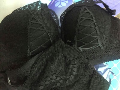 很美腻的文胸，与众不同，很喜欢杯面的蕾丝，仙仙的，穿上很好看，也很舒服，这样的厚度，适合小胸聚拢，穿上胸型很好看，聚拢效果很好，主要是我选的码数合适 吧，罩杯很透气，先穿穿看质量好，可以的话，这么划算可以再买一件换着穿