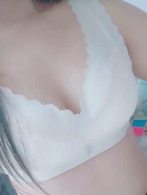 大小合适，比较贴身，就是我胸小了点。第一张图片肤色，第二张粉色。悄咪咪在宿舍试穿，光线不好，拍出来颜色区别不大。说说店家的细心，快递单上特意涂去内衣的文字说明，避免了取快递的尴尬。我下单备注要一个红色加长扣，店家也给我寄来了。感动。