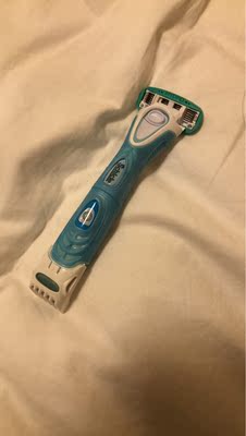 真的！太好用了8！！我以前也买过很多一两百的 自带肥皂的那种剃毛的 完全没这个好！毛不会卡到机器里 而且电动那个剃毛的 呜呜呜 太好用了 刮头那边好像真的是保护润滑的胶 看到拉丝了 非常好的用户体验！根本不会出血！