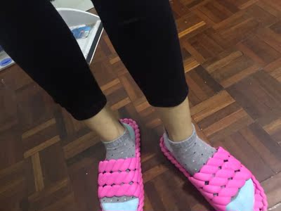 黑色有点褪色，169cm50kg 第一次穿进去xs码，弹性很好，但穿这个长度有点尴尬，比九分短一截