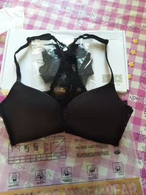 拍了两个，穿着都很舒服，布料，蕾丝都不硬不扎人，洗了不掉色，没变形，很好！上图是拍的另一个，这个身上穿着呢，就不拍了！