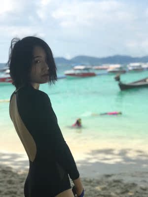 好看好看。特意买了长袖，防晒又性感。