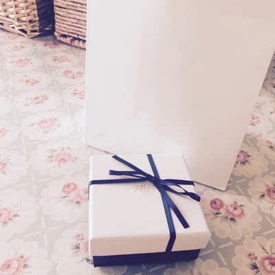 跟老板咨询了很多,也大概了解了一下这款项链的专柜价格,才决定入手的。包装 贩售说明书都齐全,老板说了支持专柜验货的,所以相信老板应该正品。ahkah真的太好看了,小号很精致,长度有一个调节扣环,比锁骨链长一点,链子18k金材质,爱心小红珊瑚,很精致,很特别!超喜欢!谢谢老板~老板很坦诚所以好评! 跟老板咨询了很多,也大概了解了一下这款项链的专柜价格,才决定入手的。包装 贩售说明书都齐全,老板说了支持专柜验货的,所以相信老板应该正品。ahkah真的太好看了,小号很精致,长度有一个调节扣环,比锁骨链长一点,链子18k金材质,爱心小红珊瑚,很精致,很特别!超喜欢!谢谢老板~老板很坦诚所以好评!