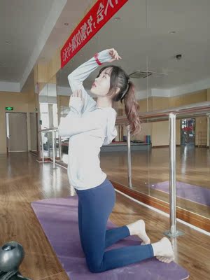 瑜伽裤收到了，面料很柔软，做工精细，穿上很舒服修身，弹性也特别好，穿上一点都不勒，运动时多大幅度都没问题，穿上也很合身，显瘦好搭配，而且店家快递也很快，非常喜欢，还会回购！