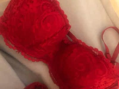 听客服的调大一个罩杯，刚好合适，本命年穿的，不是特鲜亮的红色，正合我意，虽然肤色还算白，但是受不了那种浮夸的大红色。罩杯里面是棉的，穿着挺舒服的。不满意内裤，网纱的，虽然很性感，但是穿不习惯，建议多出纯棉内裤