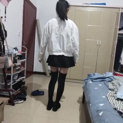 每年入秋后都要买双高筒靴，家里的长靴基本都是6.5cm以上的，这次特地买了双2.5cm的，老公说偶尔也要接接地气！！！！穿了一天，不累脚，不掉筒，很包腿，版型设计的也很好，比较愉快的一次购物，客服很贴心哦