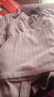 睡衣料子很柔软舒服，穿上去很亲肤，颜色粉嫩粉嫩的，超喜欢，款式也很洋气，穿上很赞！