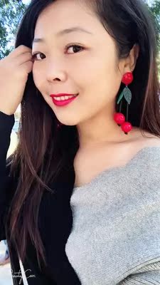 颜色真的是超级超级超级美，厚薄适中的那种，非常适合小胸或平胸的妹子，这款内衣简直是神器，而且非常舒服，穿上真的变得大了，有沟了。聚拢效果杠杠的，既简单又不失性感。而且厚度也是我想要的。质感也还不错。物美价廉。这次的购物我很满意。