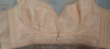 闺蜜说追加评价可以涨 气 值，就顺便了，自己穿着好，也给准备给老妈买几件，快递快，收到好几天了一直忙没有评价，非常喜欢，很舒服还特别聚拢，喜欢轻薄不显胸的，这款就特别适合我，效果很好，款式也很喜欢，蕾丝质量很好，客服态度也是很好，老妈说我的文胸肯定不 便宜 让她猜了好久没猜到这个价格，是真的很划算，不然也不会 再买一件给她，质量很好，送人显高档大气，包装很好，保密发货的商家的服务不错啊