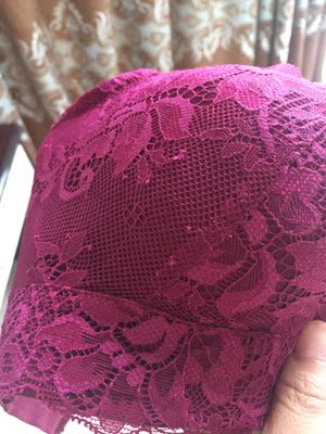 蕾丝上全是毛球，第一感觉就像是次品