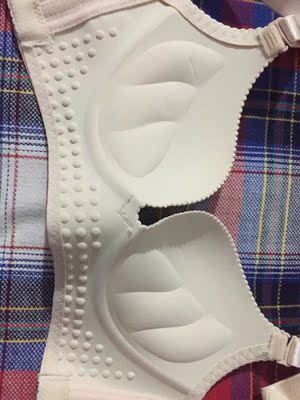 看着很整洁高端,颜色也是我超级喜欢的,没有色差,是我想要的,质量很好,摸上去很柔软,没有异味,试穿了一下,很舒服,一点也不勒人,是我穿过最舒服的内衣了,价格实惠,物流快,值得推荐。 看着很整洁高端,颜色也是我超级喜欢的,没有色差,是我想要的,质量很好,摸上去很柔软,没有异味,试穿了一下,很舒服,一点也不勒人,是我穿过最舒服的内衣了,价格实惠,物流快,值得推荐。