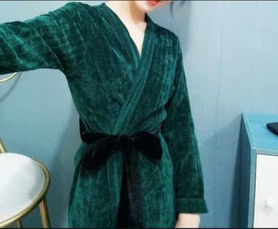 天气转凉，买了长袖的睡衣，里面是吊带，在家穿没事，带有一点小性感