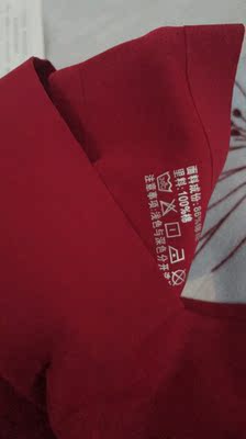 无痕，而且面料特别滑特别舒服，款式也很漂亮哦，锻炼穿也不会尴尬，赞赞赞😘😘😘