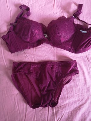 搞活动买的很便宜，买回来大了一点又换了小码，小码罩杯又小了一点，不想来回再折腾一次了，就凑合穿吧，毕竟价格非常便宜，内裤太小非常不舒服洗完试了次就再也不想穿了，送的M码内裤完全是鸡肋，说实话不如不送，这应该是第一次也是最后一次买这个牌子