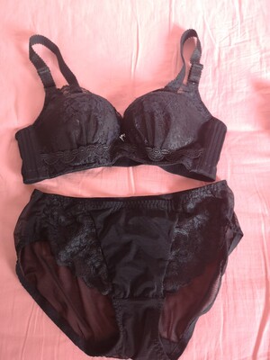 搞活动买的很便宜，买回来大了一点又换了小码，小码罩杯又小了一点，不想来回再折腾一次了，就凑合穿吧，毕竟价格非常便宜，内裤太小非常不舒服洗完试了次就再也不想穿了，送的M码内裤完全是鸡肋，说实话不如不送，这应该是第一次也是最后一次买这个牌子