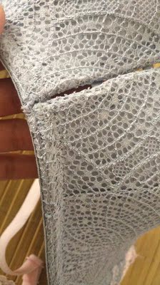 好多都起球了，还有一个地方烂了。