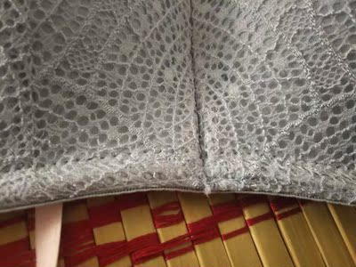 好多都起球了，还有一个地方烂了。