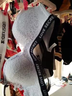 抱歉，旅游才回来取到包裹，确认完了～没什么味道，包装也很完好，试穿了一下，果然是自己胖了，比以前买大了一号穿着刚好，只能庆幸胖了身上也胖了胸，再穿这内衣，聚拢得效果忒好，胸型太好了，赞