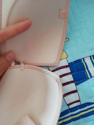 宝贝很好，包装也很精致，试穿了一下，感觉还是不错的，面料款式设计的合理 颜色还挺好看的 跟店家描素的一样 里面防滑设计的非常好 聚拢效果超好，真的不会掉。已经在用，聚拢效果还真的不错，特地穿了一段时间才来评价的，穿了几次之后没有掉的感觉 跟正常的文胸效果一样 洗了一下也没有掉色 还没变型，价位还不贵 感觉自己真的是买到宝了 很满意的一次购物。