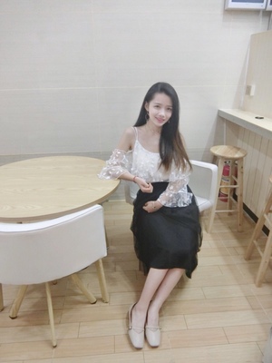 内衣确实不错，面料舒适，穿上身很舒服，比钢圈的舒服太多太多了。罩杯大小刚刚好，非常合适，很贴合胸部，这是买之前我最担心的，结果很贴哦！穿上瞬间感觉特别有自信。胸型衬得比较饱满。价格比内衣店便宜很多。衣服绝对物超所值，做工方面很精致，包装也很好，快递也很给力，非常感谢客服小姐姐的耐心介绍，也对尺码的选择有一定的帮助真正的了解，