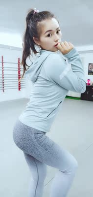 第一次尝试渐变色系的运动裤，还是这么贴身的，看我的大粗腿还是不会显很胖，面料超级舒服有弹力。高腰设计很好的保护腰部不受寒，贴心的设计噢