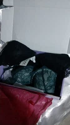 本人微胖，下胸围不喜欢勒，到专卖店都好难买内衣，这次在这家店一下买了两件，刚刚试穿了，都刚刚好不勒，款式又漂亮，很喜欢，我也是回头客了，希望下次店家给回头客来个福利☺☺☺