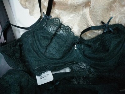 绿色买的。另一个是福袋。东西挺好的。试了尺码正常。不过喜欢宽松的买大一点。蕾丝不能太用力。不过福袋很良心。许愿少女就成功了。福袋的我可能还想再买一个。真的很好了。刚刚拿到的时候福袋的看起来比我买的还要贵。哈哈哈哈。但是蕾丝的就是好。