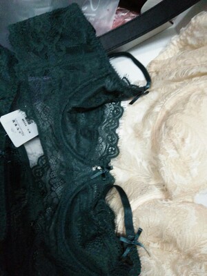 绿色买的。另一个是福袋。东西挺好的。试了尺码正常。不过喜欢宽松的买大一点。蕾丝不能太用力。不过福袋很良心。许愿少女就成功了。福袋的我可能还想再买一个。真的很好了。刚刚拿到的时候福袋的看起来比我买的还要贵。哈哈哈哈。但是蕾丝的就是好。