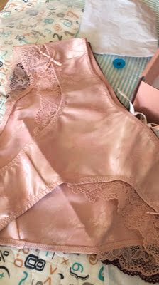 很喜欢、号码偏大些、包装很漂亮哦,快递有点慢。 很喜欢、号码偏大些、包装很漂亮哦,快递有点慢。