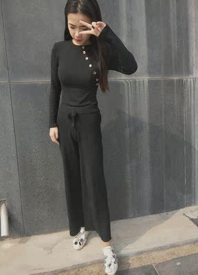 物流很快，容易搭配，款式好看，非常修身，穿起来性感也显身材，价格实惠，性比价高，用来当打底。