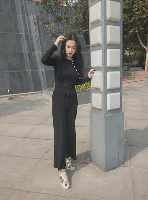 物流很快，容易搭配，款式好看，非常修身，穿起来性感也显身材，价格实惠，性比价高，用来当打底。