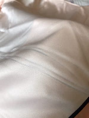 我买淘宝基本不会差评，这是第二个差评！衣服的黑色线把衣服染了，我老公说我买残次品！卖家说洗不掉。我看了很多睡衣，这个最薄最贵，结果就给我发残次品，不着急穿我完全可以退货，但是天太冷了我必须穿。写这个评论是要买这个睡衣的姐们们看清楚，你能接受这种瑕疵的话再买，别跟我一样气个半死。卖家态度很诚恳，也愿意解决问题，但是产品质量把关就是不够，给你们差评不为了别的，就希望你们吃一堑长一智，以后把产品做好了，第一次买这个品牌，非常失望。以后都会绕着走的。