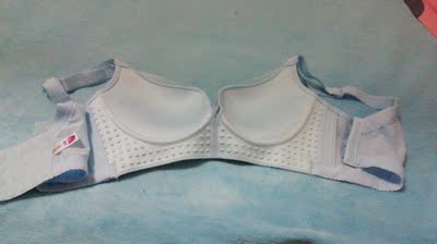 内衣是薄款的,厚度是我想要的那种,无钢圈,比较舒适,尺码合适,款式简单大方,上个图亲们参考下 内衣是薄款的,厚度是我想要的那种,无钢圈,比较舒适,尺码合适,款式简单大方,上个图亲们参考下