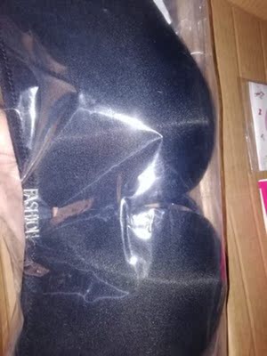 衣确实不错，面料舒适，穿上身很舒服，比钢圈的舒服太多太多了。罩杯大小刚刚好，非常合适，很贴合胸部，这是买之前我最担心的，结果很贴哦！穿上瞬间感觉特别有自信。胸型衬得比较饱满。价格比内衣店便宜很多。衣服绝对物超所值，做工方面很精致，包装也很好，快递也很给力，非常感谢客服小姐姐的耐心介绍，也对尺码的选择有一定的帮助真正的了解，