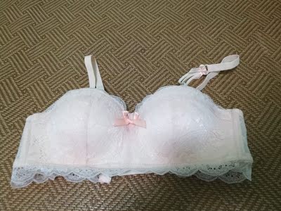 收到超级满意，面料舒服，不上跑不空杯，很贴身，蕾丝很漂亮，也很小女人哦，拍了2套，都很好看