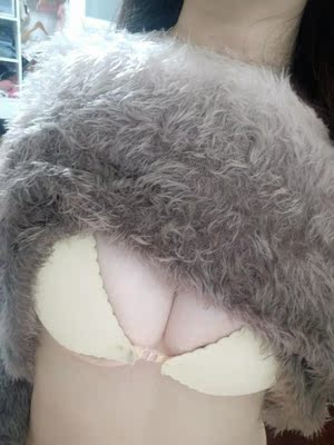 大胸福音，效果好不好照片一目了然，粘性好，边缘薄薄的很贴的，穿衣服也没有痕迹，一整天用下来也没掉，贴很紧，感谢