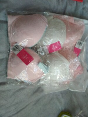 一样的价格,不一样的包装,吊牌也不一样,一次买了三件,两种包装,吊牌也是两种,问题要是价格问题的话,那其中两件价格一样,它们的包装至少要一样吧,价格便宜点那件包装差点我也想得通。问题是你这个其中有两件都是70多,一件包装好,一件包装差,这是什么情况。包装好的那件异味轻一些,包装差的那两件,异味重一些!用实图说话! 一样的价格,不一样的包装,吊牌也不一样,一次买了三件,两种包装,吊牌也是两种,问题要是价格问题的话,那其中两件价格一样,它们的包装至少要一样吧,价格便宜点那件包装差点我也想得通。问题是你这个其中有两件都是70多,一件包装好,一件包装差,这是什么情况。包装好的那件异味轻一些,包装差的那两件,异味重一些!用实图说话!