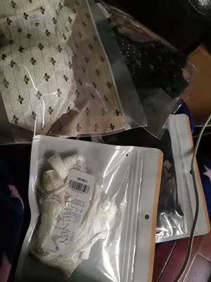 东西一般般吧,内裤的质量不是很好,奶罩还行,就是有些厚了,穿着一般,不知道是不是我胸太小了吗?有些空杯。。。内裤那个材料不知道是什么,摸着感觉很不好,不过四十块买的,还是很划算!整体好评吧!就冲着这个吊带袜的吊带来的,整体还行,没有想象中那么好也没有想象中那么差,但是总体还是不错的。。。 东西一般般吧,内裤的质量不是很好,奶罩还行,就是有些厚了,穿着一般,不知道是不是我胸太小了吗?有些空杯。。。内裤那个材料不知道是什么,摸着感觉很不好,不过四十块买的,还是很划算!整体好评吧!就冲着这个吊带袜的吊带来的,整体还行,没有想象中那么好也没有想象中那么差,但是总体还是不错的。。。