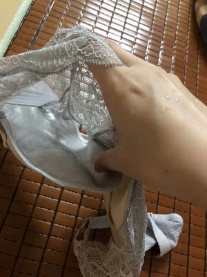 买了灰色和黑色，黑色第一次洗没有掉色，挺好的。就是内衣前面的蕾丝为什么不可以跟内衣多链接一些呢&hellip;只有中间的线是缝起来的，感觉有点劣质