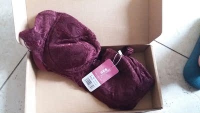 第二次买了，每个颜色来一件，还送了小内裤。