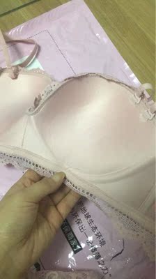 挺舒服的！内衣很漂亮，穿在身上很舒服，聚拢效果很不错，下水洗了也不会变形不会掉色，满意