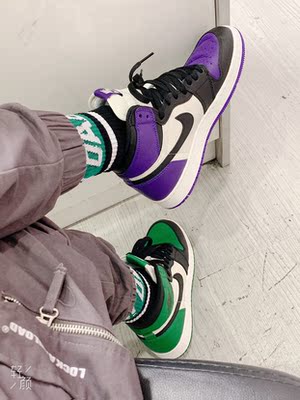 鞋子很正。不枉我等了这么久，超级赞👍🏻，上脚效果更是没的说。而且穿着，脚很舒服。 （小哥哥，我可以踩在你的aj上吻你吗，不可以，你可以踩在我的身上，吻我的aj！😂）