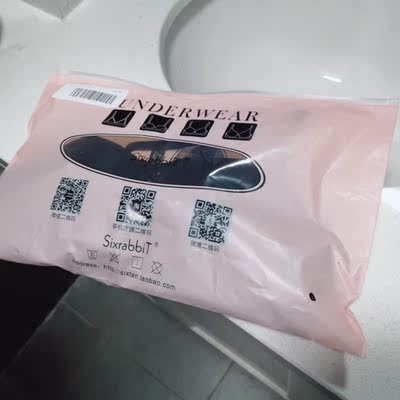 哇真的好舒服&hellip;穿着贴身无约束感😂手感真的棒好吧，滑滑的凉凉的质感，感觉质量很好啊，前扣也很方便，第一次穿感觉很顺手哦